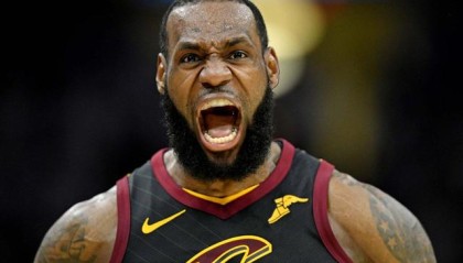 PA视讯游戏- 沙尔克04降级危机加剧，球迷发起万人请愿活动  