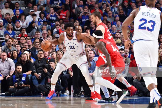  巴特勒强硬突破造杀伤，热火客场险胜雄鹿